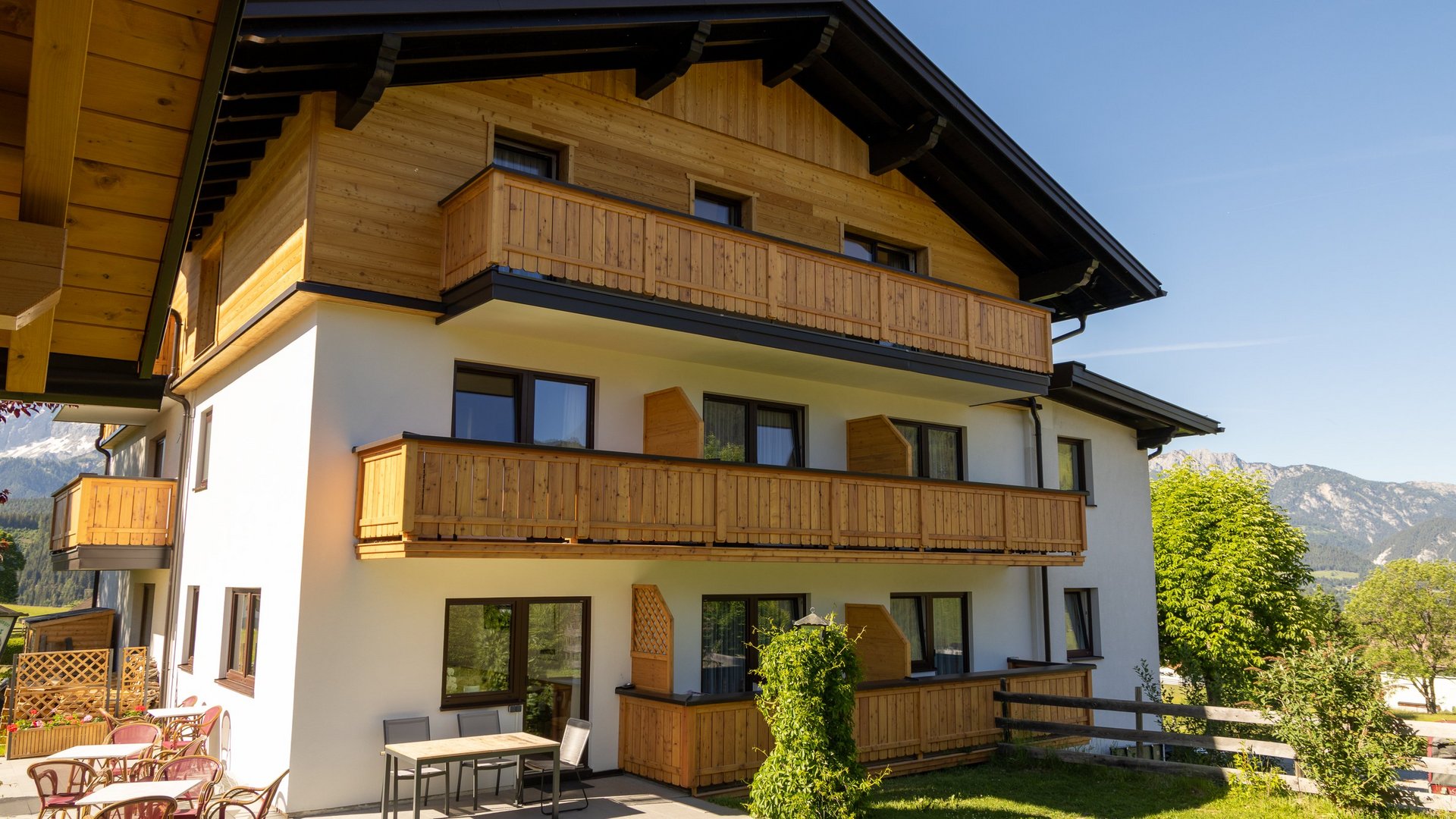 Balkon mit Panoramablick Pension Fernblick mit Balkon und Sitzgelegenheit im Freien vor Bergkulisse und klarem Himmel