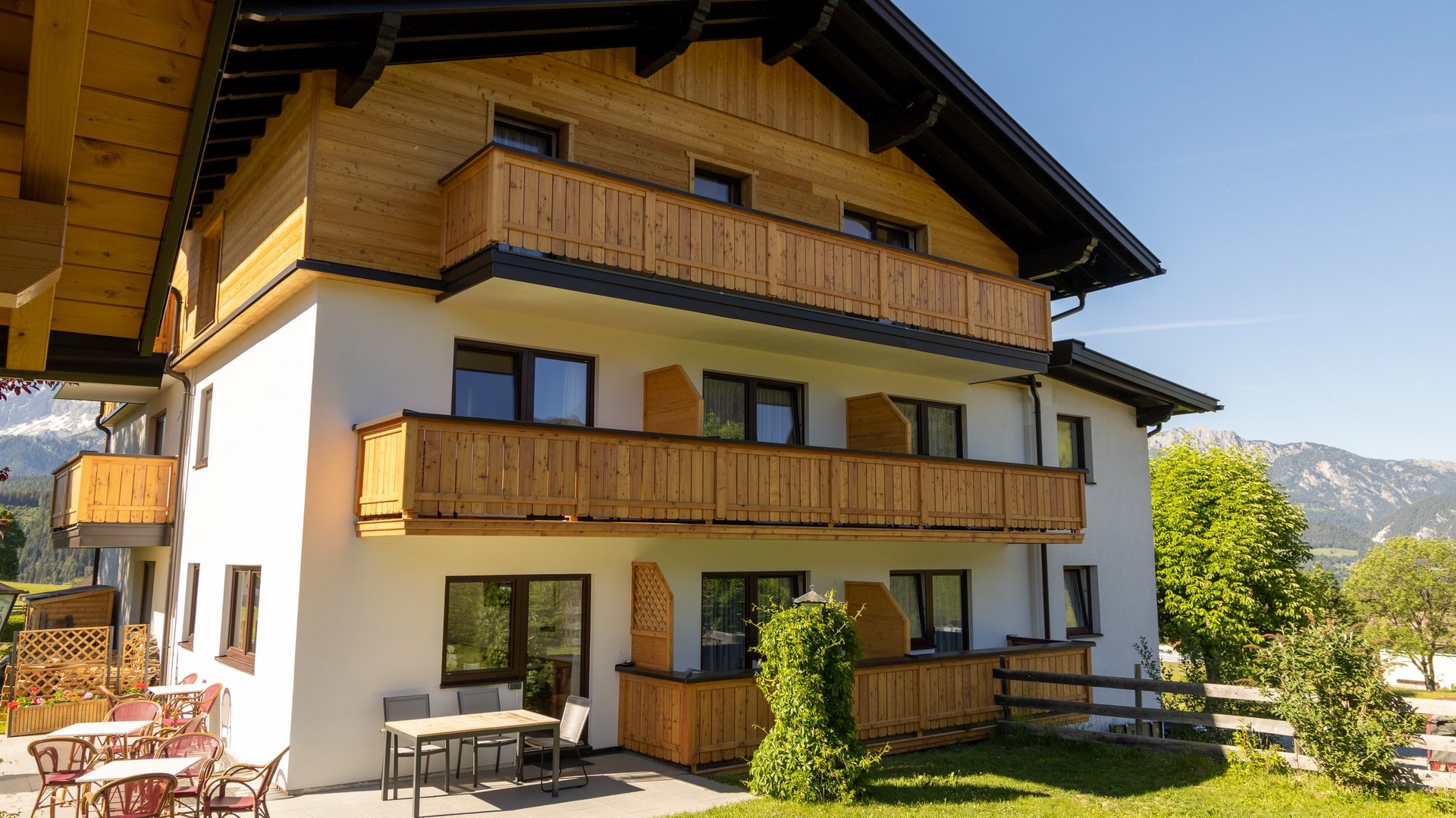 Balkon mit Panoramablick Pension Fernblick mit Balkon und Sitzgelegenheit im Freien vor Bergkulisse und klarem Himmel